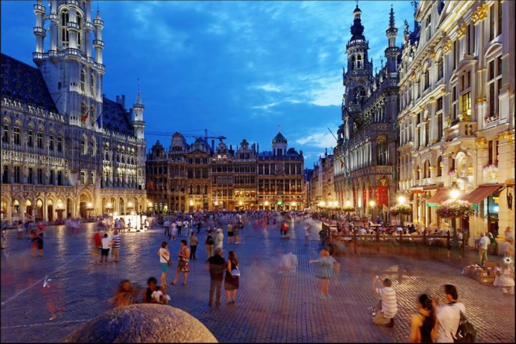 En Plein Coeur De Bruxelles. Superbe Duplex.A Voir! Bruxelas Exterior foto